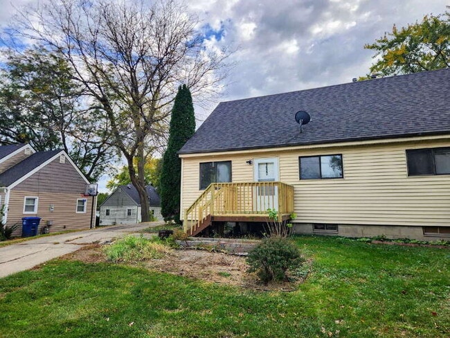 1627 E Glenwood Dr in Des Moines, IA - Building Photo - Building Photo