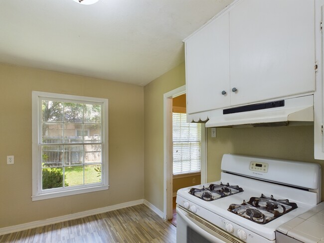 305 Bolton Ave in College Station, TX - Building Photo - Building Photo