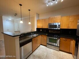 8290 Gate Pkwy W in Jacksonville, FL - Building Photo