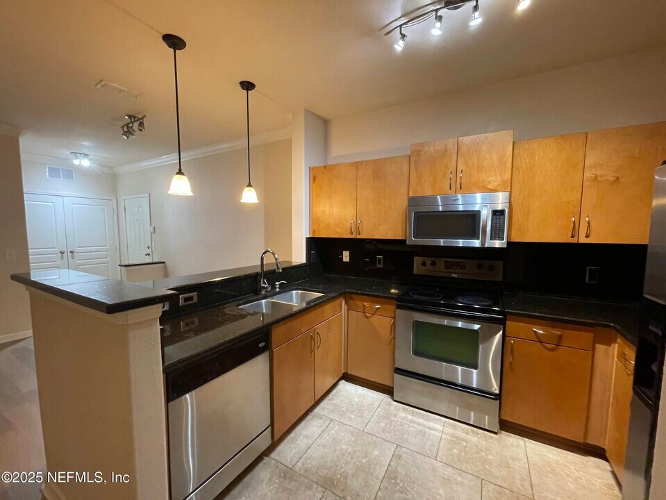 8290 Gate Pkwy W in Jacksonville, FL - Building Photo