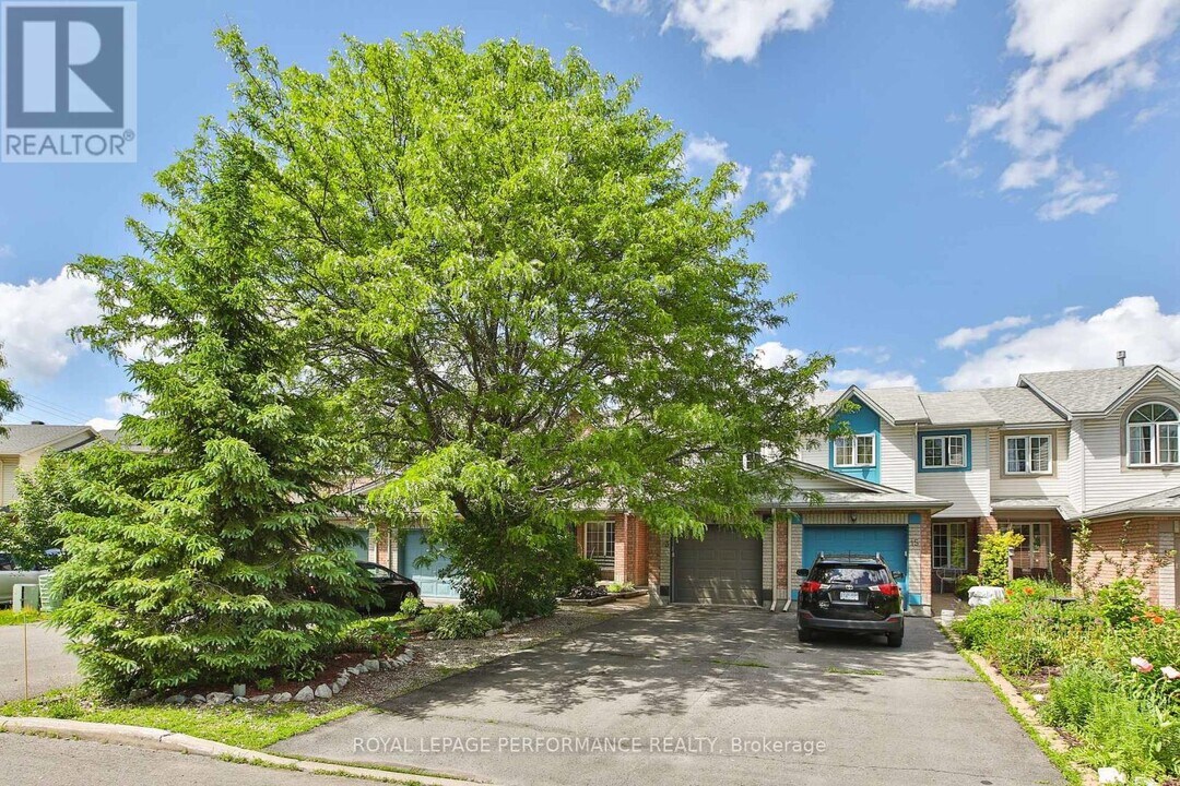 13 College Cir in Ottawa, ON - Building Photo