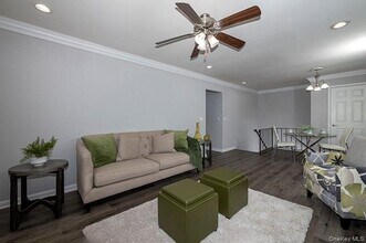 150 Lake Pointe Dr in Middle Island, NY - Building Photo - Building Photo