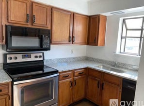 Room in Townhome on Royal Ln in Dallas, TX - Building Photo - Building Photo