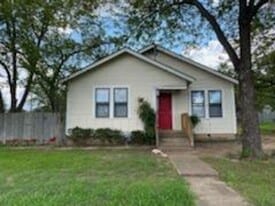 201 W Walch Ave in Fredericksburg, TX - Building Photo