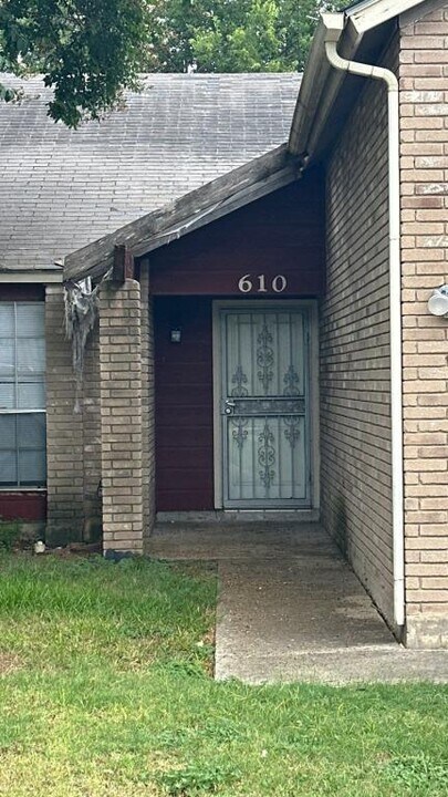 610 Meadow Gate in Converse, TX - Building Photo