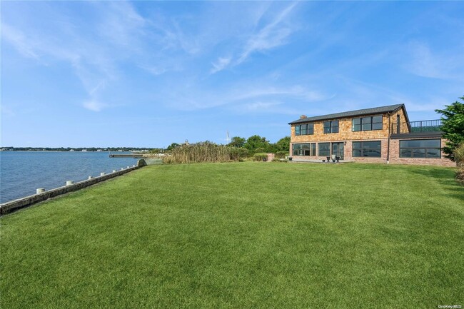 42 Barracuda Rd in East Quogue, NY - Foto de edificio - Building Photo