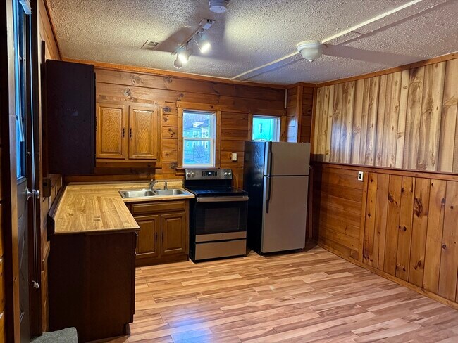 9 Whitcomb St in Webster, MA - Building Photo - Building Photo