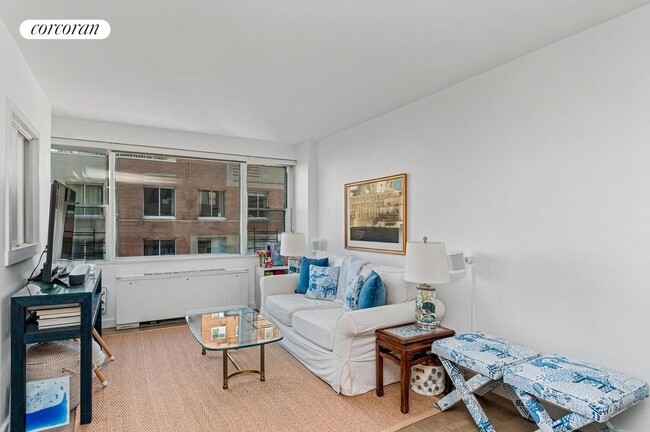 340 E 64th St in New York, NY - Building Photo - Building Photo