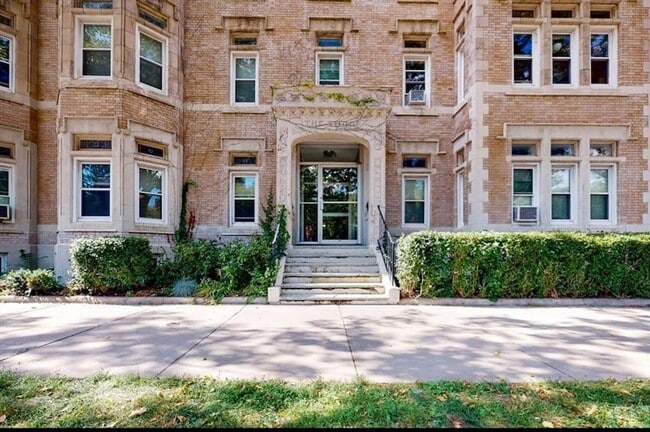 1834 Beacon St, Unit 16 in Brookline, MA - Building Photo - Building Photo