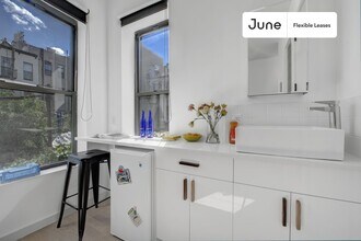 Enchanting ROOM at The Maison Suydam, Unit 1 in Brooklyn, NY - Foto de edificio - Building Photo