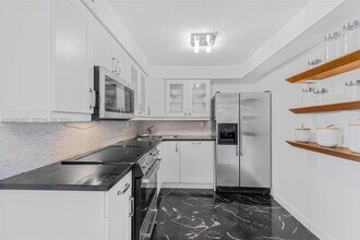 1658 Bay Rd in Miami Beach, FL - Building Photo - Building Photo