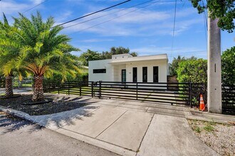 120 NW 41st St in Miami, FL - Foto de edificio - Building Photo
