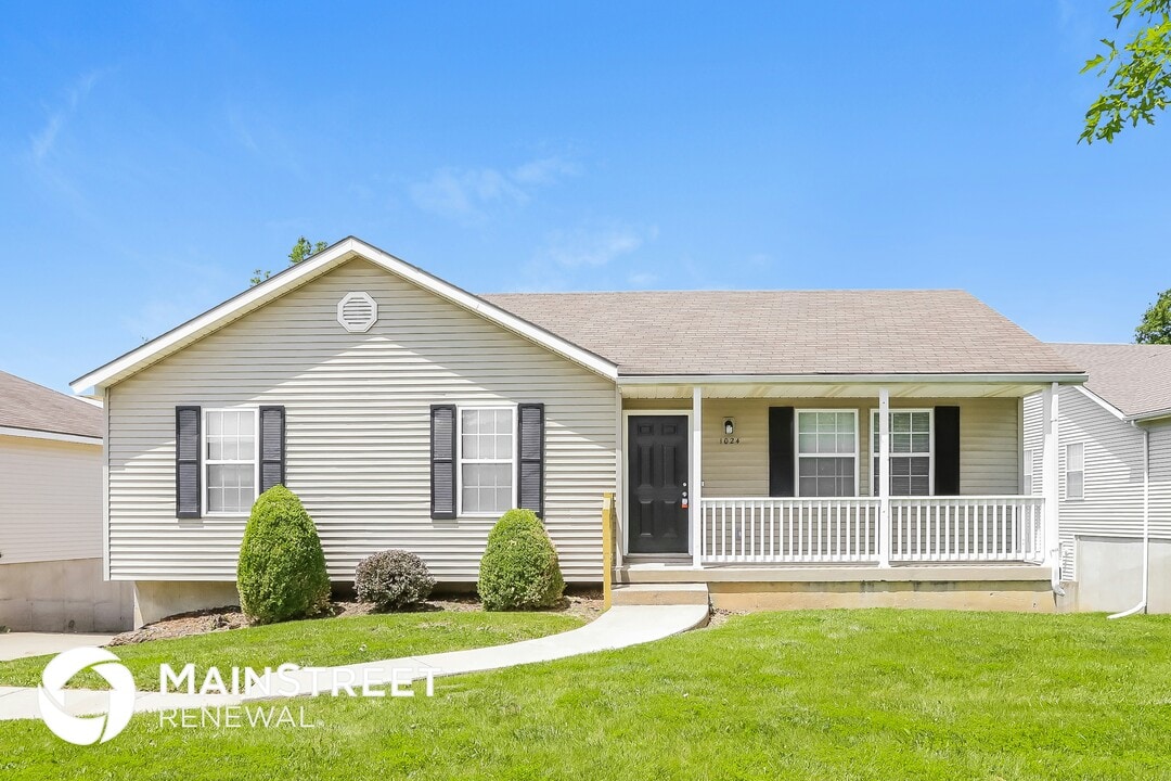 1024 NE Queens Ct in Lee's Summit, MO - Building Photo