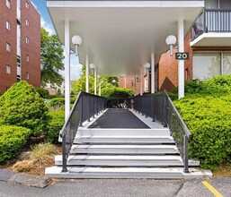 20 Hammond Pond Pky, Unit 305 in Chestnut Hill, MA - Building Photo - Building Photo