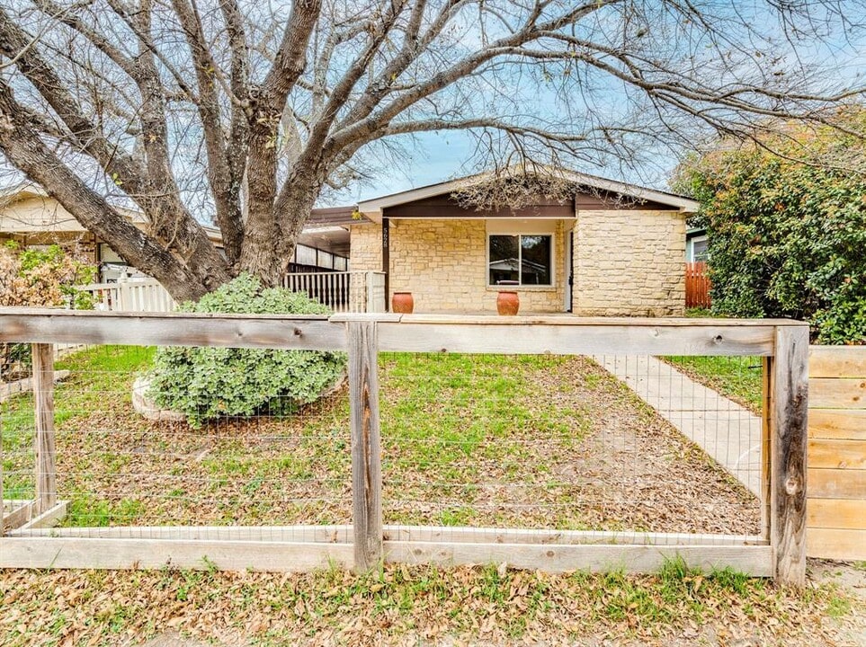 5628 Pinon Vista Dr in Austin, TX - Foto de edificio