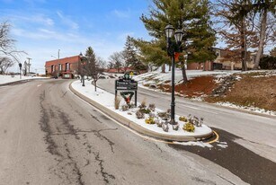 546 Carriage Cir in Pittsburgh, PA - Building Photo