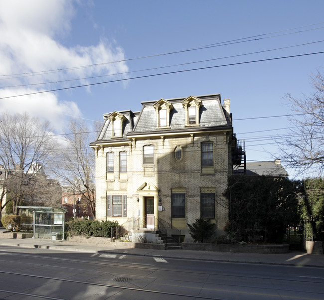 Dundas Beverley in Toronto, ON - Building Photo - Building Photo