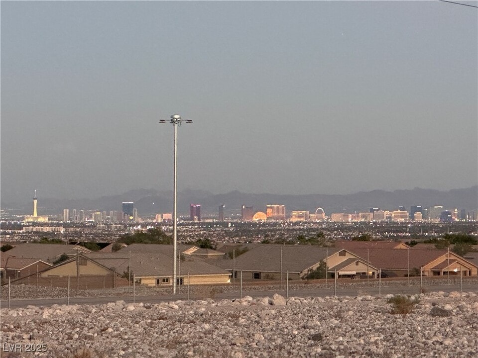 10611 Auburn Springs Ave in Las Vegas, NV - Foto de edificio