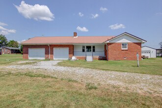 104 W McReynolds Dr in Elkton, KY - Building Photo - Building Photo
