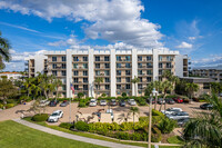 Venetian Cove Club in Naples, FL - Foto de edificio - Building Photo