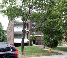 200 Erskine Ave in Toronto, ON - Building Photo