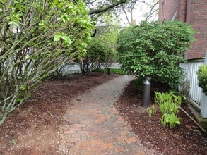 125 West Merrimack St, Unit 5 in Manchester, NH - Foto de edificio - Building Photo