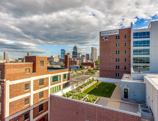 9 on Canal in Indianapolis, IN - Foto de edificio - Building Photo