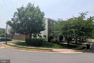 161 Shirley Square SE in Leesburg, VA - Building Photo - Building Photo