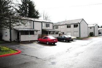 East Ninth Street Apartments in Newberg, OR - Building Photo - Building Photo