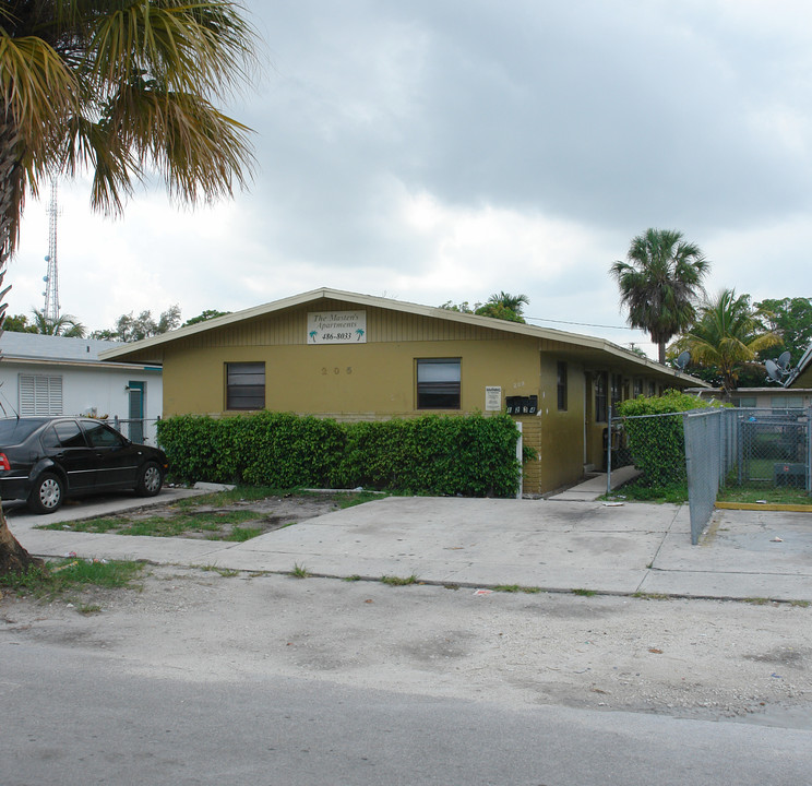 205 NW 11th Ave in Fort Lauderdale, FL - Building Photo