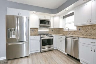 29 Leliarts Ln in Elmwood Park, NJ - Building Photo - Building Photo