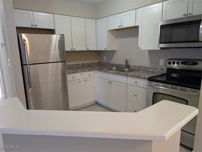 214 Hancock Bridge Pkwy in Cape Coral, FL - Foto de edificio - Building Photo