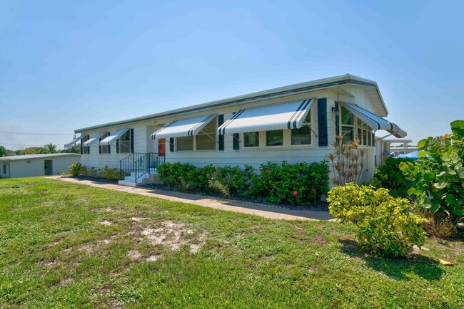 7075 SE Bluebird Cir in Hobe Sound, FL - Building Photo - Building Photo