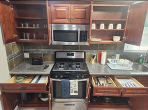 1334 W Ridgewood Ct in San Antonio, TX - Building Photo - Building Photo