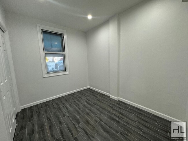 ROOSEVELT AVENUE in Queens, NY - Building Photo - Building Photo