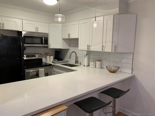 33 Pleasant St in Stamford, CT - Building Photo - Building Photo
