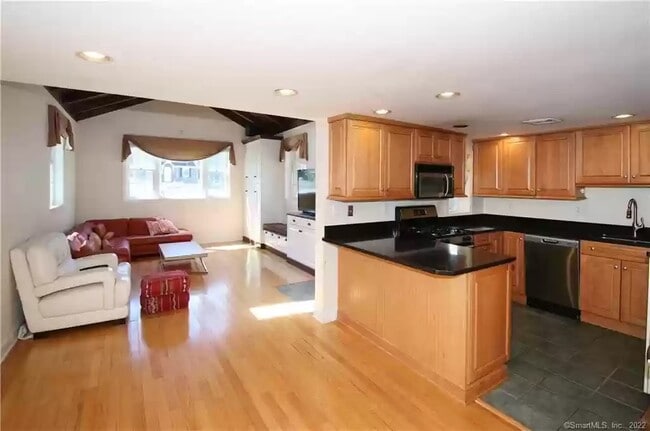 22 Van Ness St in Norwalk, CT - Foto de edificio - Building Photo