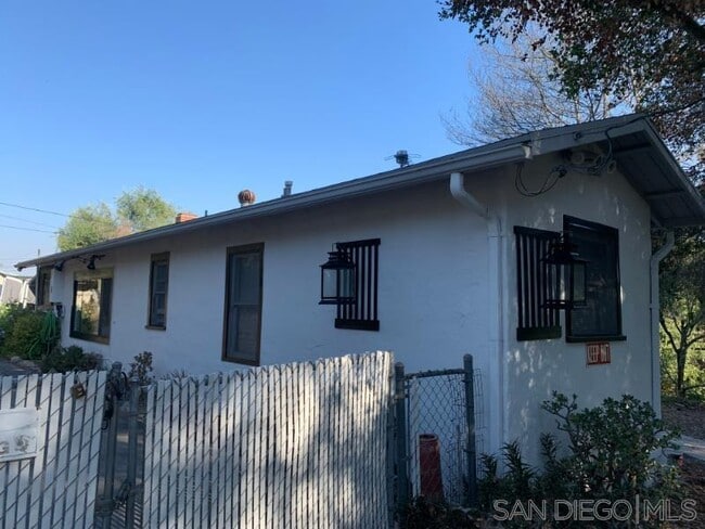1401 Monte Vista Dr in Vista, CA - Building Photo - Building Photo