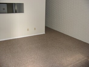 4012 DuPont Cir, Unit 402 in St Matthews, KY - Building Photo - Building Photo