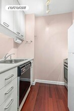 350 W 50th St in New York, NY - Building Photo - Building Photo