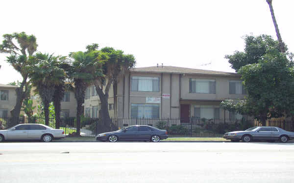 4400 W Martin Luther King Jr Blvd in Los Angeles, CA - Building Photo