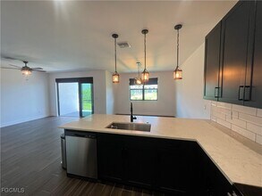 7584 Carnegie Way in Naples, FL - Foto de edificio - Building Photo