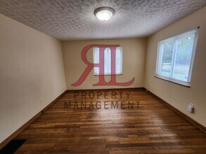 156 Collingwood Ave in Whitehall, OH - Foto de edificio - Building Photo