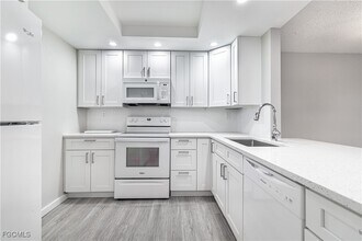 6102 Augusta Dr in Ft. Myers, FL - Building Photo - Building Photo