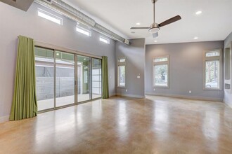 936 E 50th St in Austin, TX - Foto de edificio - Building Photo