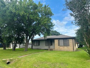 2303 Oaklawn Dr in La Marque, TX - Building Photo - Building Photo