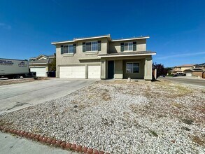 15082 Zircon Dr in Victorville, CA - Building Photo - Building Photo