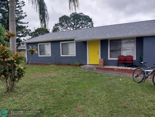 2029 SE Hideaway Cir in Port St. Lucie, FL - Foto de edificio - Building Photo