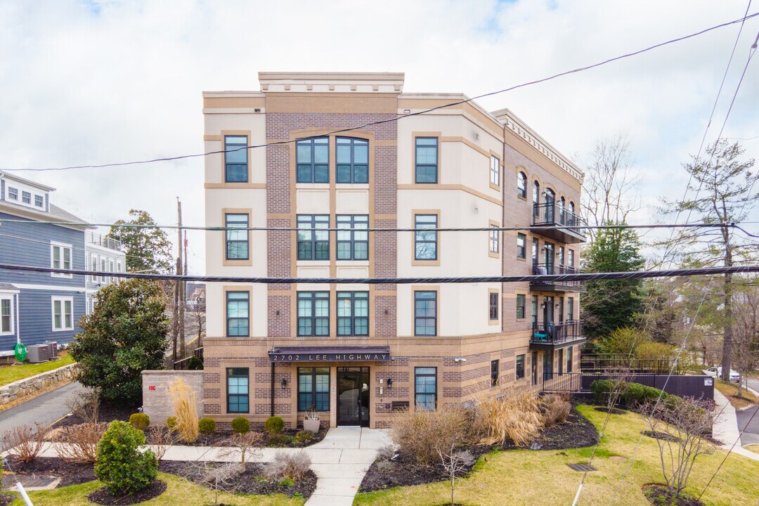 2702 Lee Hwy in Arlington, VA - Foto de edificio