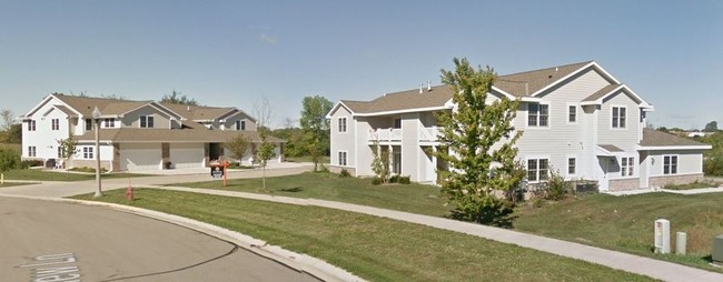 450 Quiet Meadow Dr in Johnson Creek, WI - Foto de edificio - Building Photo